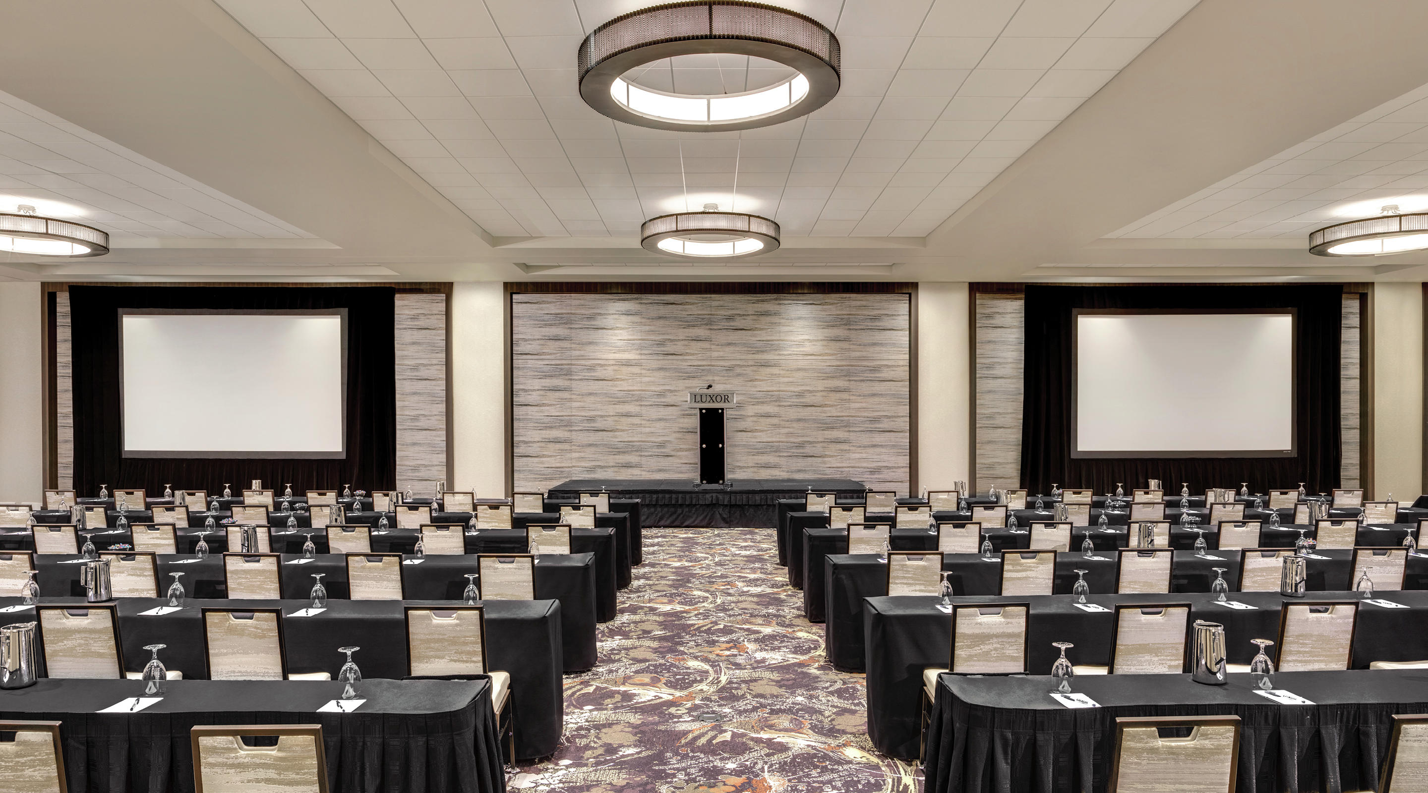 luxor-meetings-conventions-podium-center